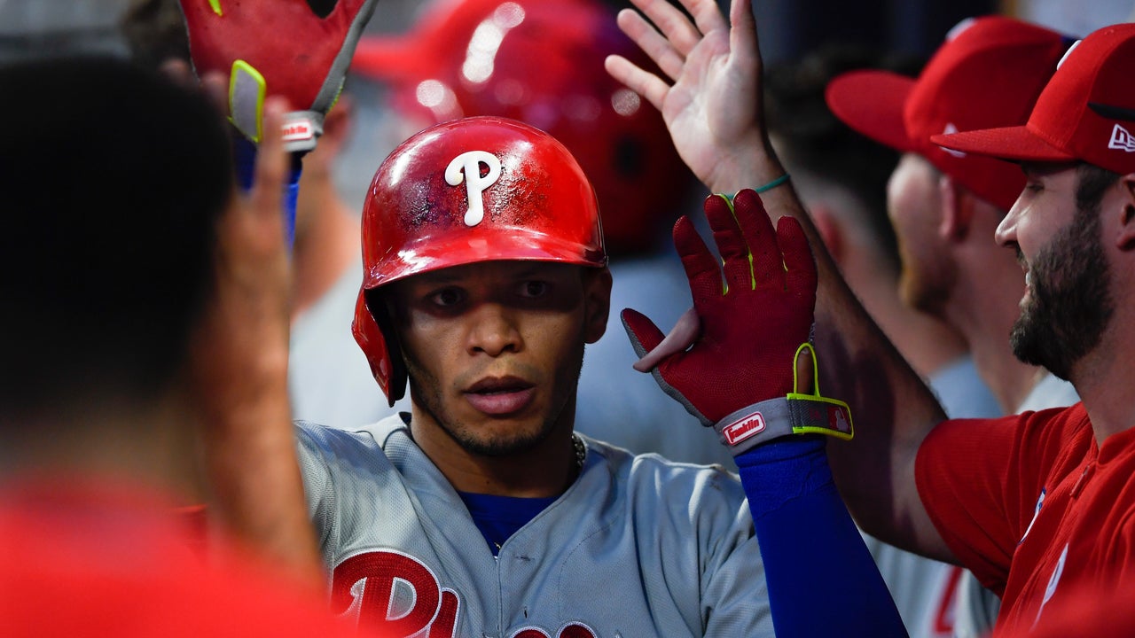 Hernández delivers 2-run single, Phillies rally in 9th